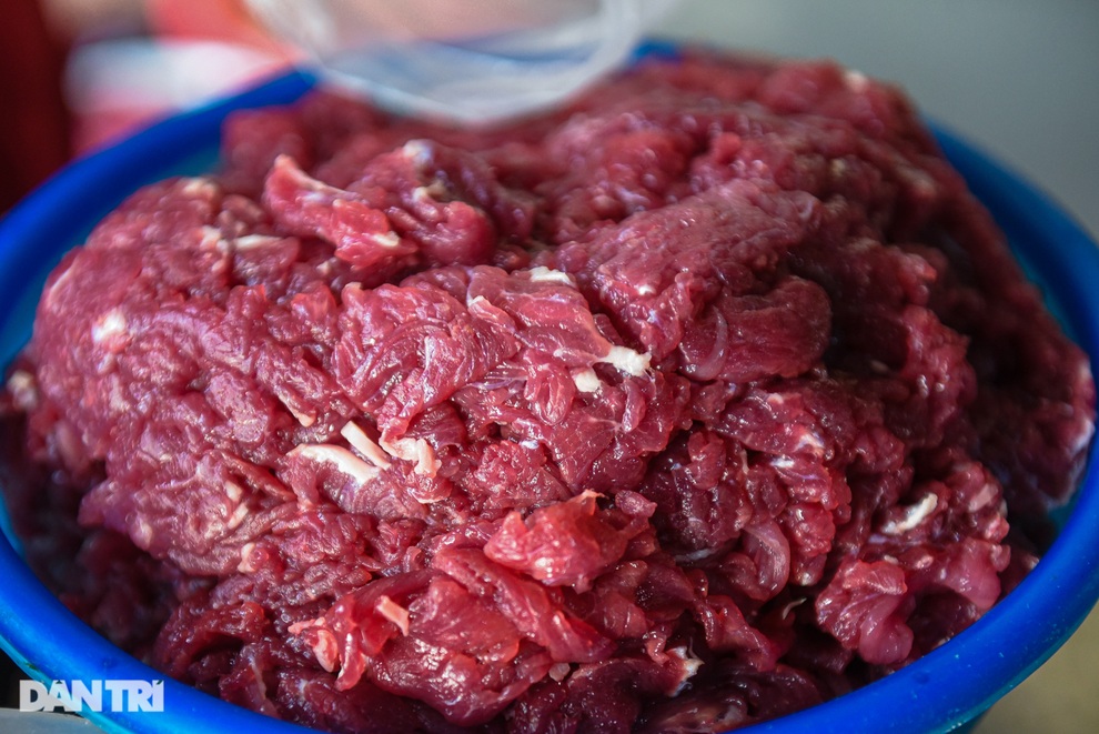 Quán phở gánh: Bánh phở khổng lồ, cân từng hoa thịt bò, ngày hết 300 tô - 8 Quán phở gánh: Bánh phở khổng lồ, cân từng hoa thịt bò, ngày hết 300 tô - 8