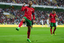 Ronaldo tỏa sáng giúp Bồ Đào Nha thắng đậm Ireland
