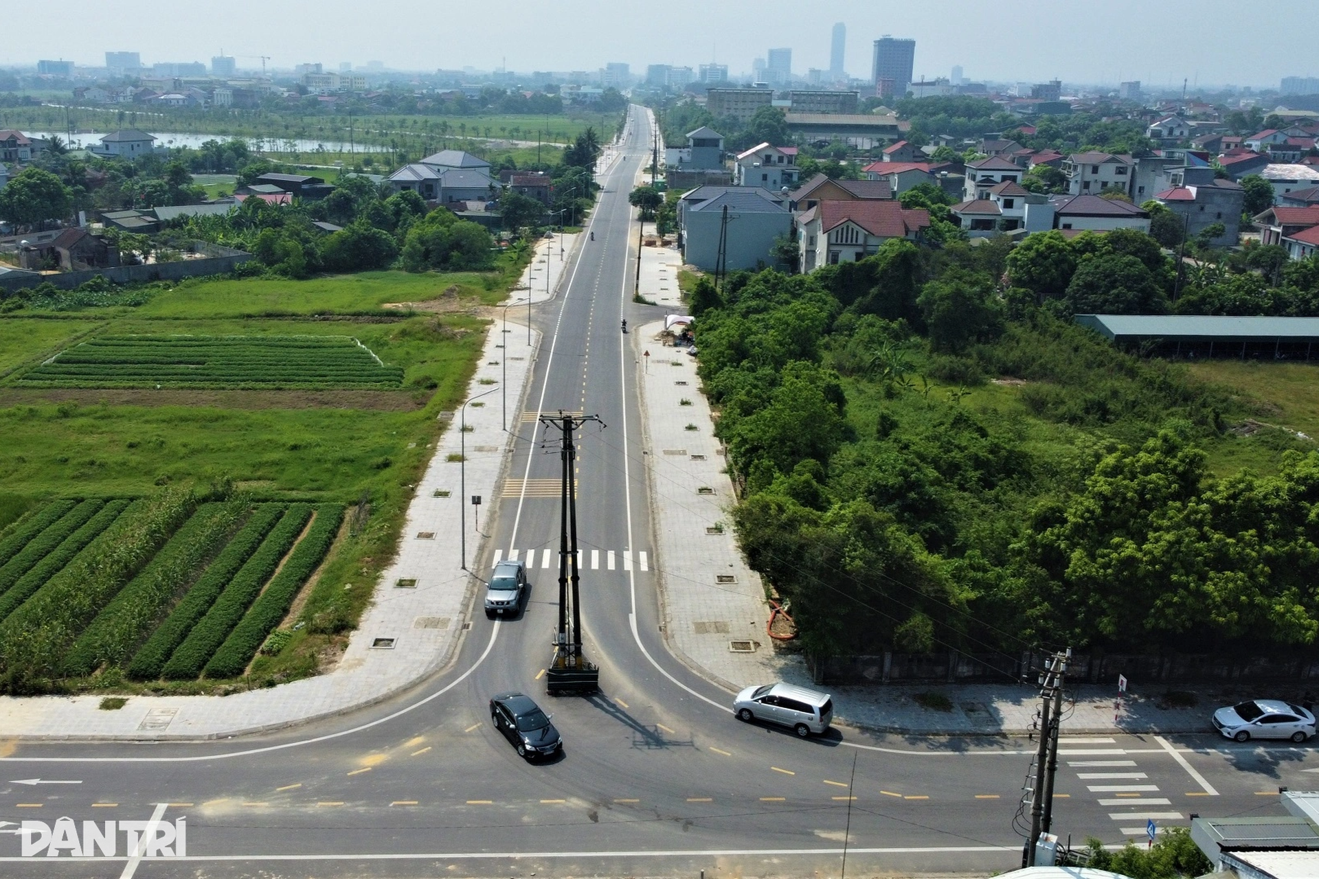 Hàng loạt cột điện vô duyên đứng giữa đường thành phố Hà Tĩnh - 1 Hàng loạt cột điện vô duyên đứng giữa đường thành phố Hà Tĩnh - 1
