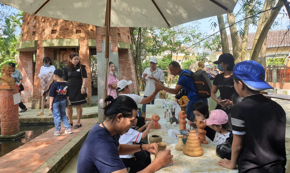 Du khách vẫn tấp nập du xuân Hội An dù đã hết kỳ nghỉ lễ - 12