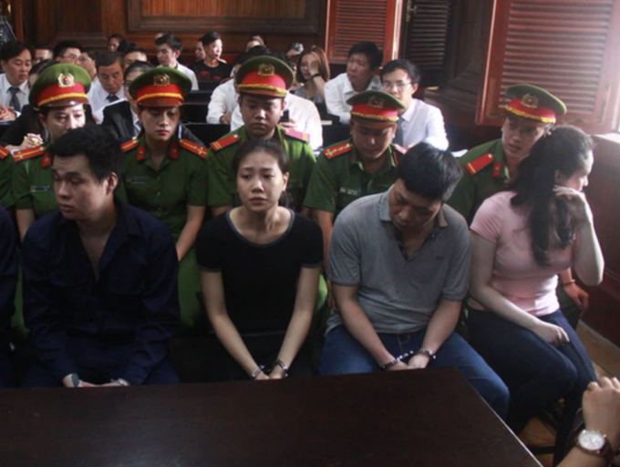"Ông trùm ma tuý" Văn Kính dương và hot girl Ngọc Miu tiếp tục bị đưa ra xét xử - Ảnh 3. "Ông trùm ma tuý" Văn Kính dương và hot girl Ngọc Miu tiếp tục bị đưa ra xét xử - Ảnh 3.