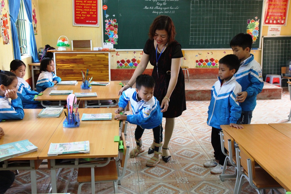 Cậu bé tật nguyền đến trường trên tay mẹ - 2 Cậu bé tật nguyền đến trường trên tay mẹ - 2