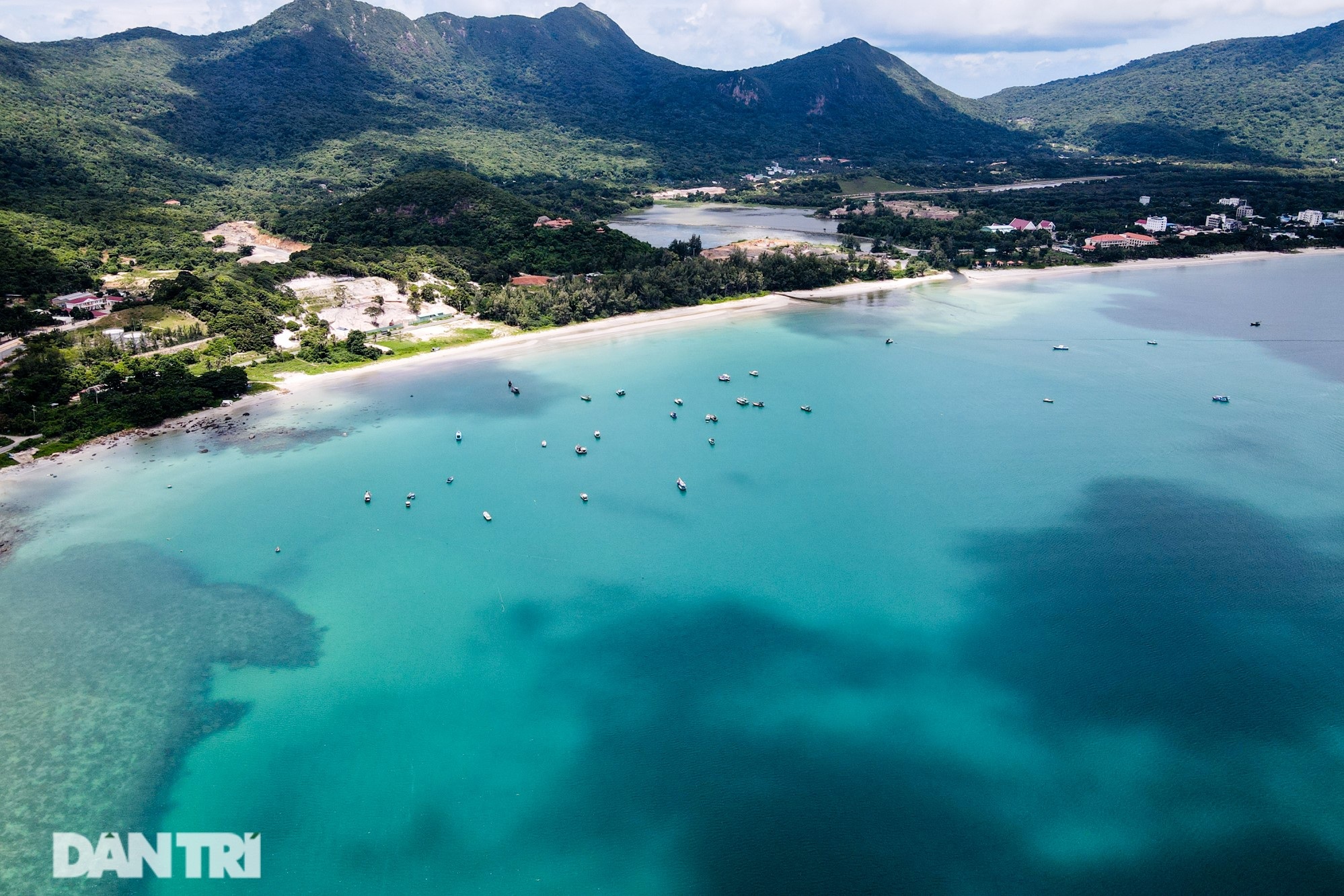 Cảnh vắng bóng du khách ở bãi biển trong xanh nhất thế giới - 1 Cảnh vắng bóng du khách ở bãi biển trong xanh nhất thế giới - 1