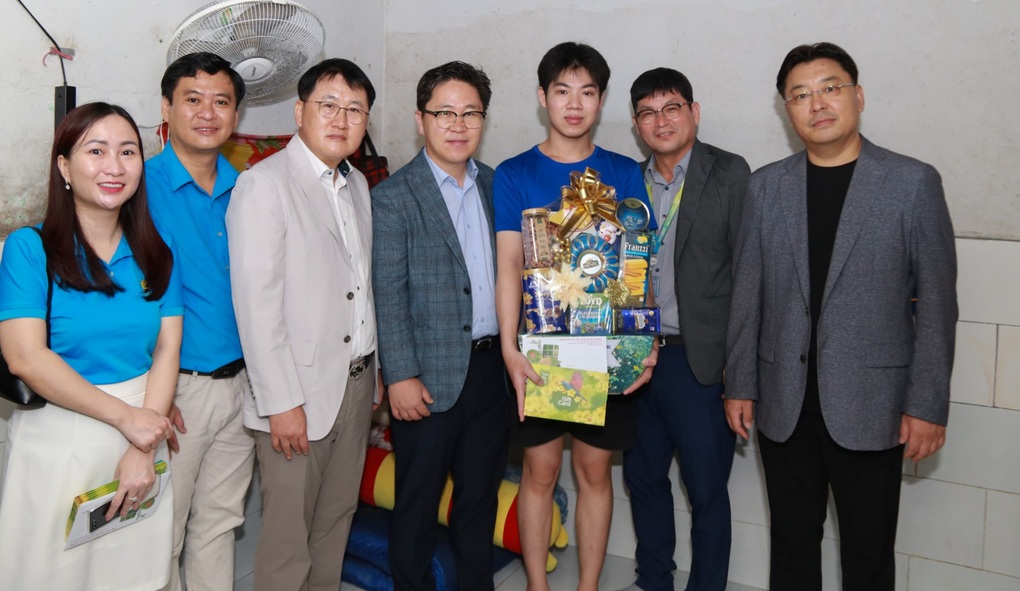 Tổng giám đốc người Hàn đến từng phòng trọ tặng quà Tết cho công nhân - 3 Tổng giám đốc người Hàn đến từng phòng trọ tặng quà Tết cho công nhân - 3