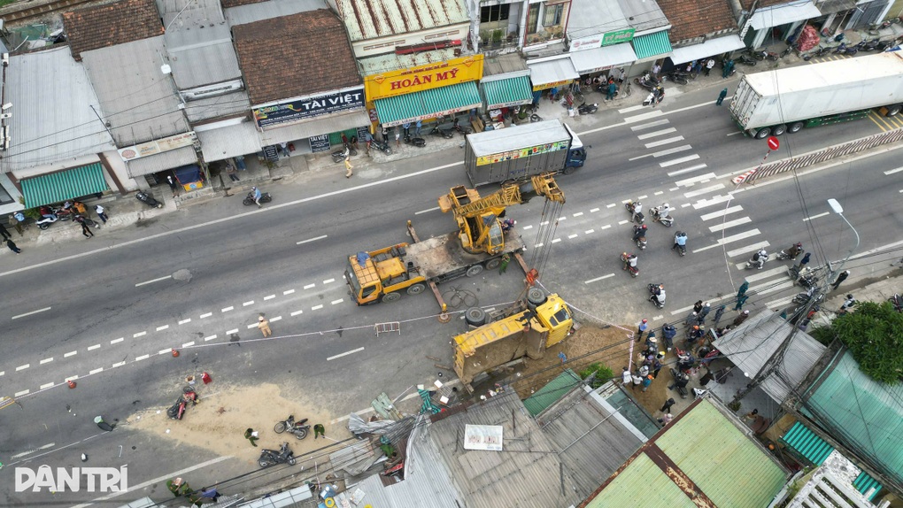 Vụ tai nạn 5 người thương vong:  Ô tô ngoặt gấp tông nhiều xe máy, nhà dân - 1