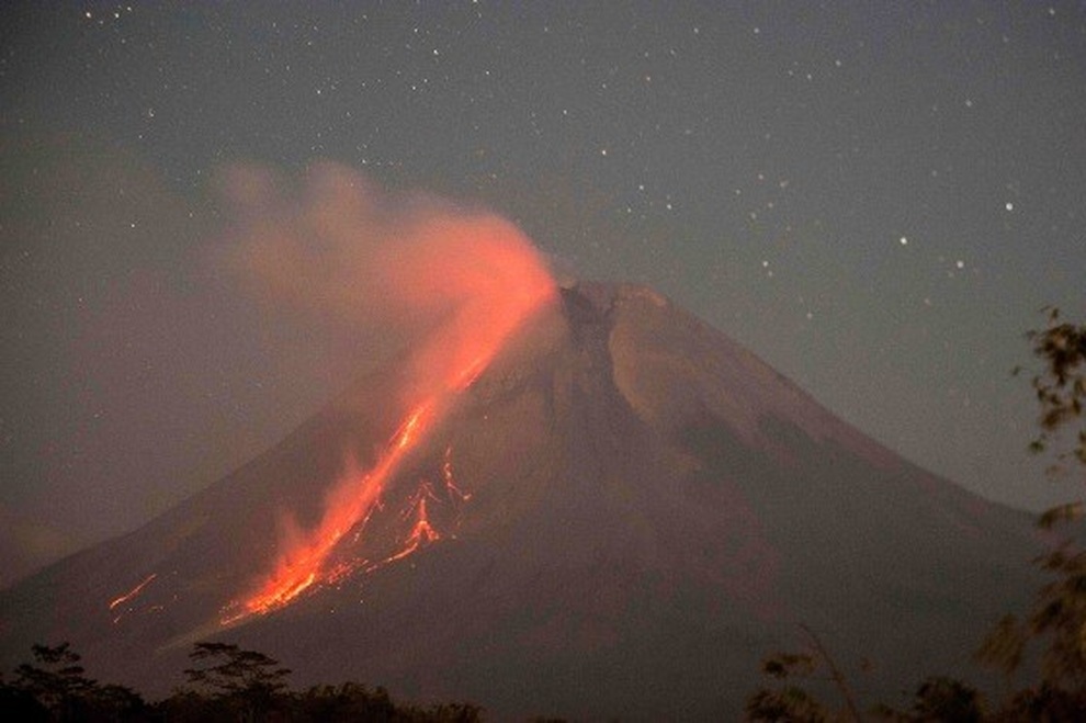 Núi lửa Merapi phun tro bụi bay xa 3,5 km - 1 Núi lửa Merapi phun tro bụi bay xa 3,5 km - 1