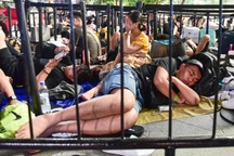 1001 kiểu ngủ đường vạ vật, mỏi mòn chờ giờ mở bán của dân “săn” iPhone 11