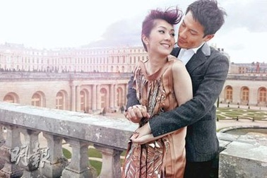 Dương Thiên Hoa “chơi trội” với thiệp cưới 3D