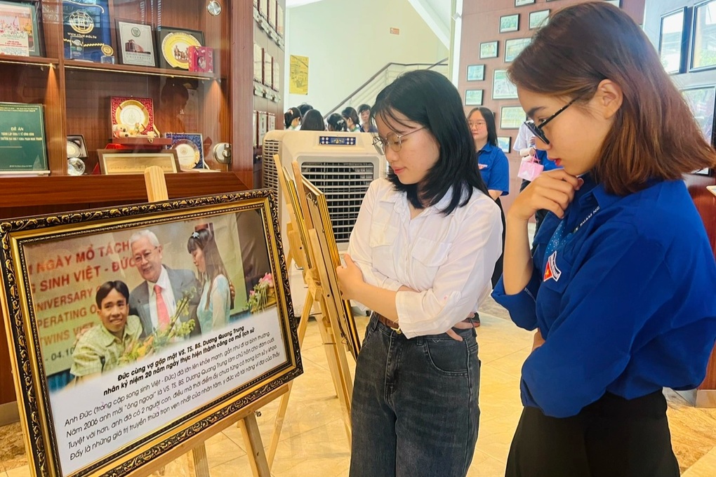 Sinh viên trường y tưởng niệm người thầy từng chỉ đạo ca mổ lịch sử - 2 Sinh viên trường y tưởng niệm người thầy từng chỉ đạo ca mổ lịch sử - 2