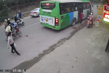 Xe máy đâm đuôi xe buýt vì không giữ khoảng cách an toàn