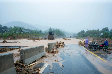 Hai tuyến giao thông Bắc - Nam qua Huế vẫn “tê liệt” do mưa lũ