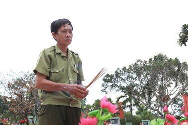 Người lính già đi khắp đất nước thắp nhang mộ liệt sĩ
