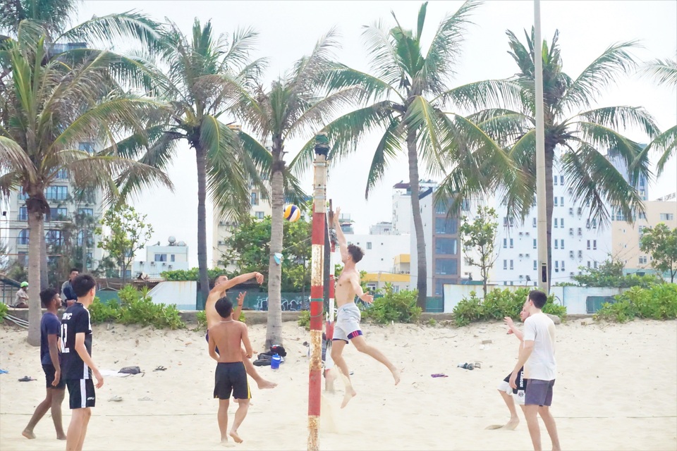 Đà Nẵng: Bãi biển đông người, khu vui chơi lại vắng lặng trong ngày lễ - 4 Đà Nẵng: Bãi biển đông người, khu vui chơi lại vắng lặng trong ngày lễ - 4