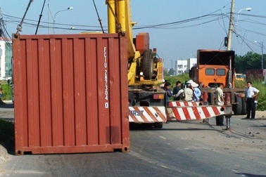 Kẹt xe nghiêm trọng vì xe container nổ lốp