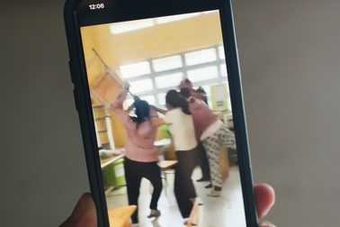 Thầy giáo nhắn tin thân mật với nữ sinh lớp 10 bị tạm đình chỉ dạy học