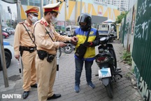 Tài xế xe ôm công nghệ: "Tôi che biển số để né phạt nguội"