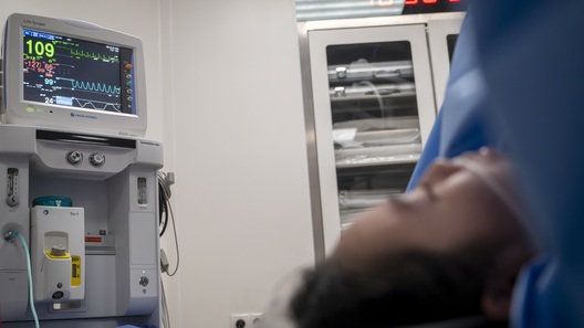 Bác sĩ dùng kim như sợi chỉ cứu “thiên thần” tràn dịch phổi trong bụng mẹ