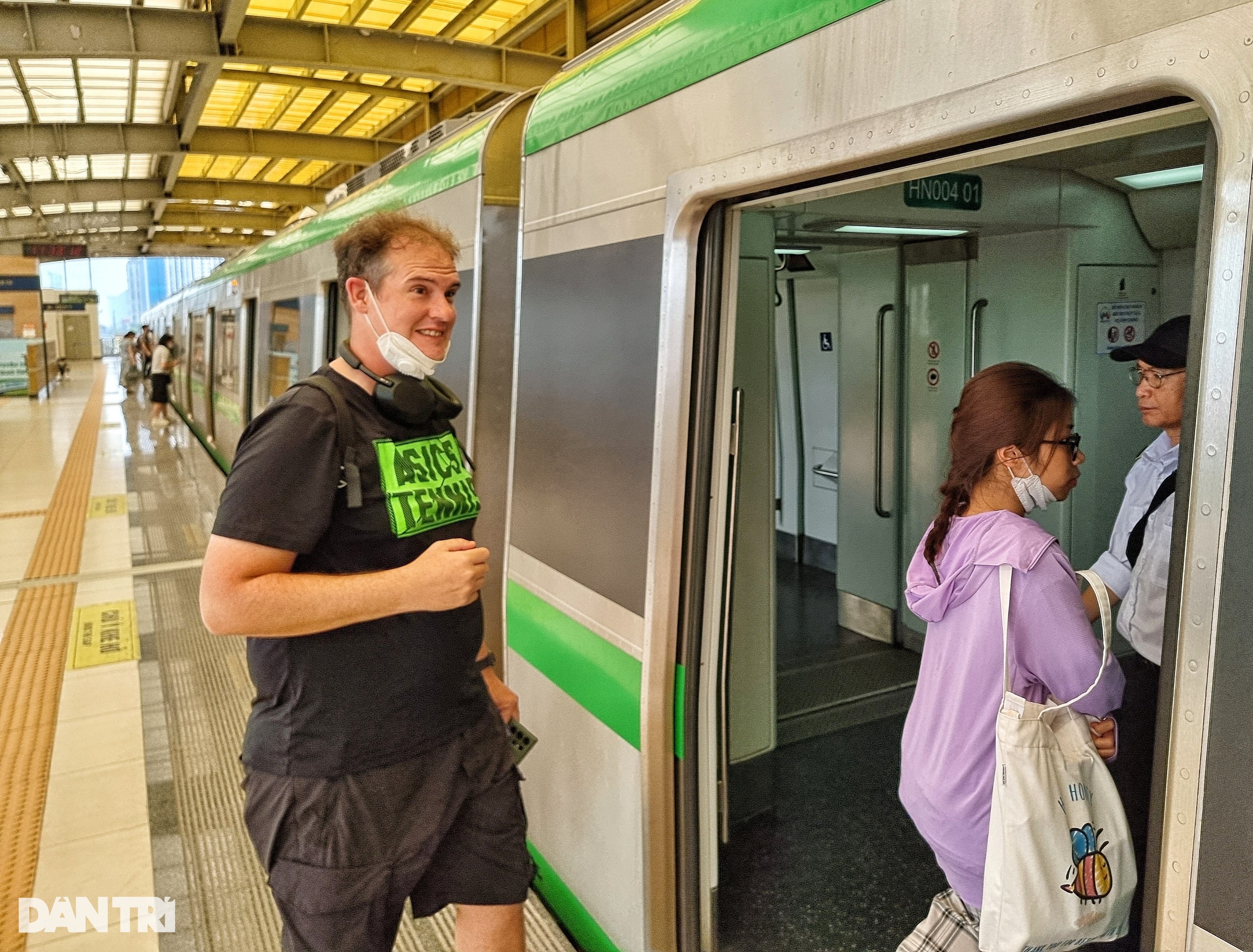 View - Rào chắn an toàn "chạy bằng cơm" tại 2 tuyến metro ở Hà Nội | Báo Dân trí