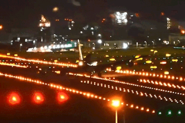 Máy bay chao đảo giữa bão, bắn tia lửa khi cánh quẹt vào đường băng