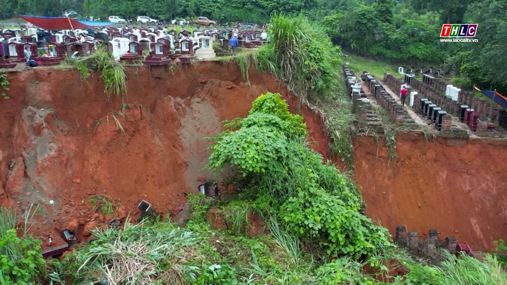 Sạt lở ở nghĩa trang, 30 ngôi mộ bị vùi lấp - 1 Sạt lở ở nghĩa trang, 30 ngôi mộ bị vùi lấp - 1