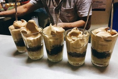 Món cà phê bọt độc lạ, dốc ngược cũng không đổ nổi tiếng ở chợ Vinh