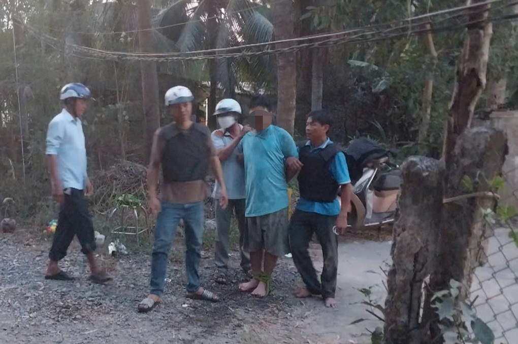 Khống chế người đàn ông tâm thần cầm dao tấn công cha và anh ruột - 1 Khống chế người đàn ông tâm thần cầm dao tấn công cha và anh ruột - 1