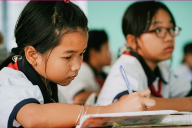 Bé gái lớp 1 "mang nước tiểu về nhà", mẹ đành mất hơn 4 triệu đồng/tháng