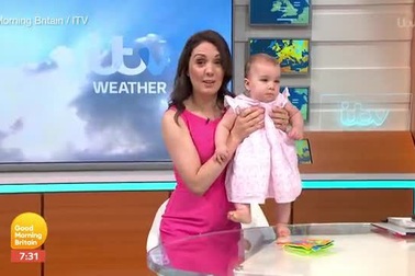 Biên tập viên thời tiết vừa bế con vừa đọc bản tin