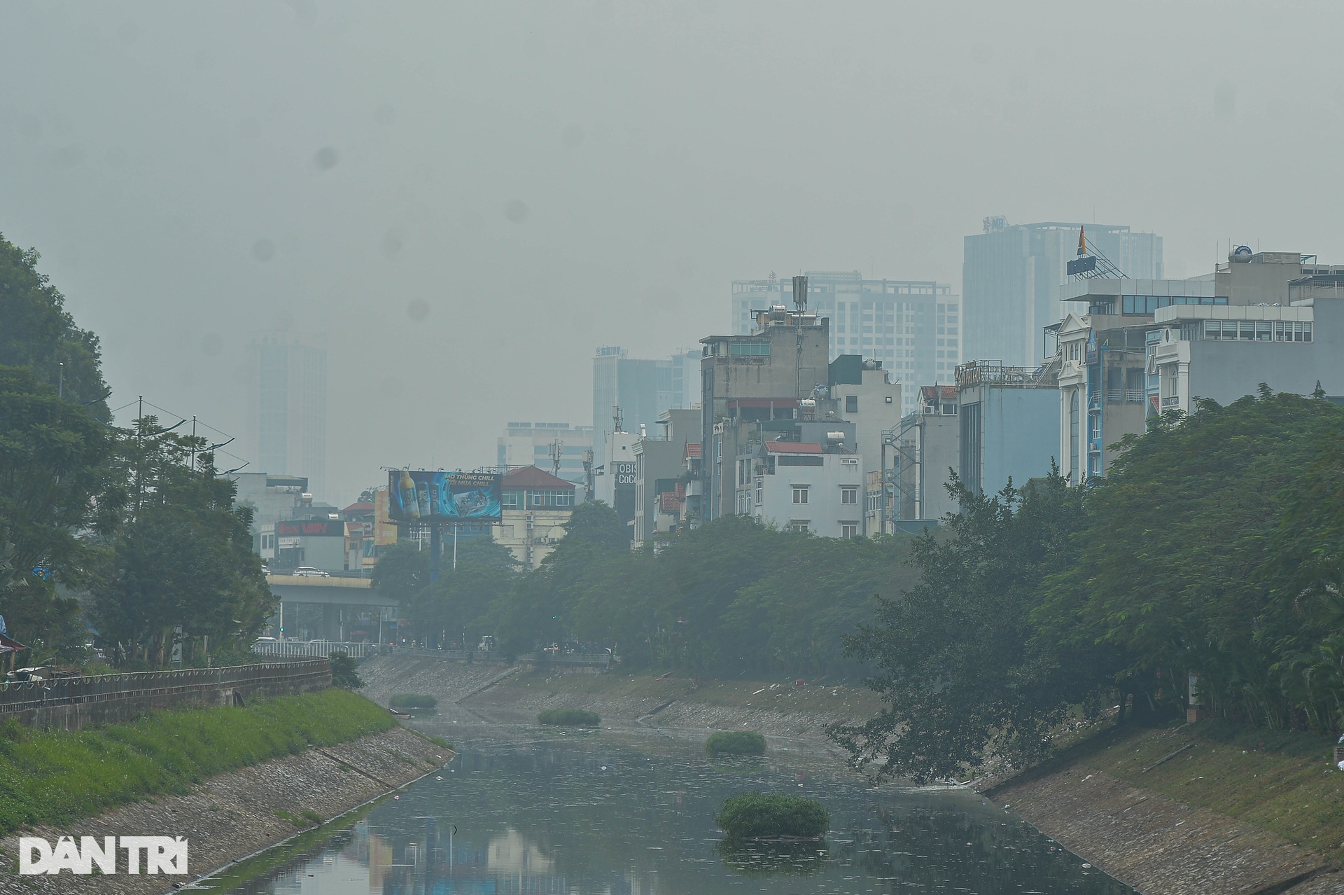 Trời Hà Nội mù mịt trong ngày ô nhiễm không khí ở tốp đầu thế giới - 9 Trời Hà Nội mù mịt trong ngày ô nhiễm không khí ở tốp đầu thế giới - 9