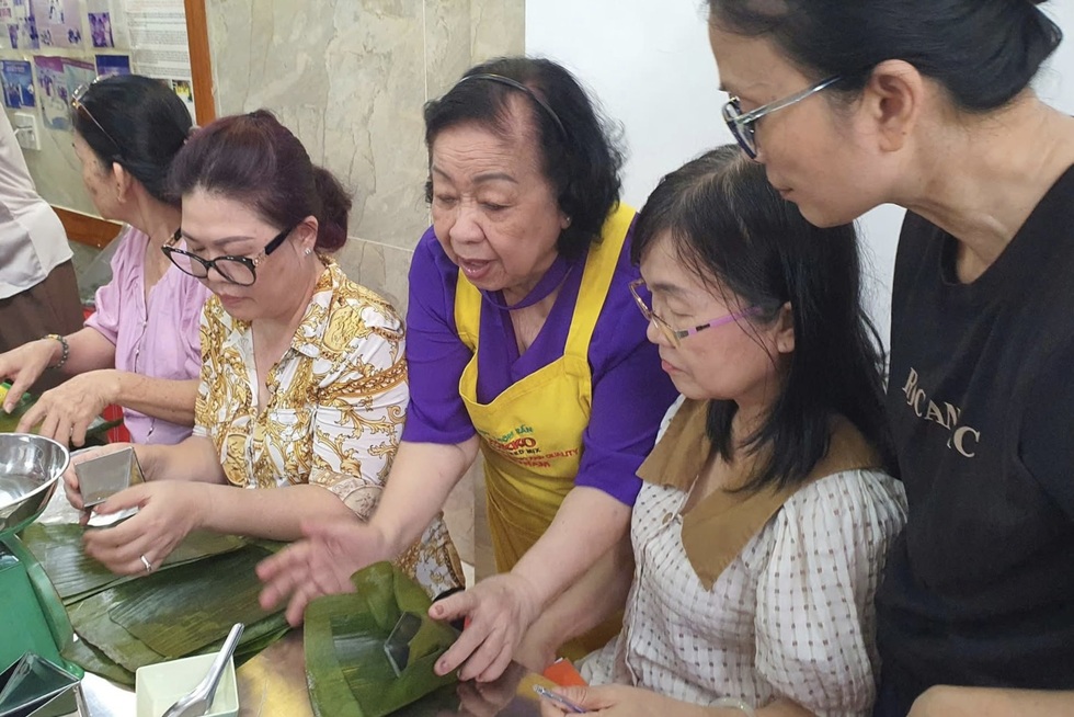 Cô giáo U80 dạy làm bánh miễn phí, lan tỏa tinh thần giảm nghèo bền vững