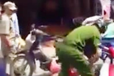 Thượng sĩ công an quật ngã người bán rong đã làm sai nhiệm vụ được giao