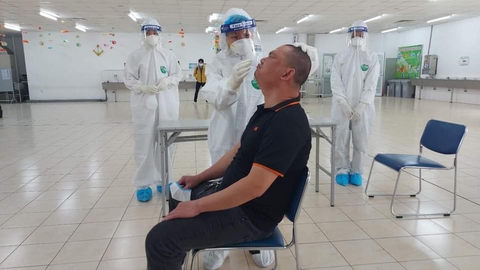 Hải Dương lấy mẫu xét nghiệm cho công nhân trên diện rộng - 1 Hải Dương lấy mẫu xét nghiệm cho công nhân trên diện rộng - 1