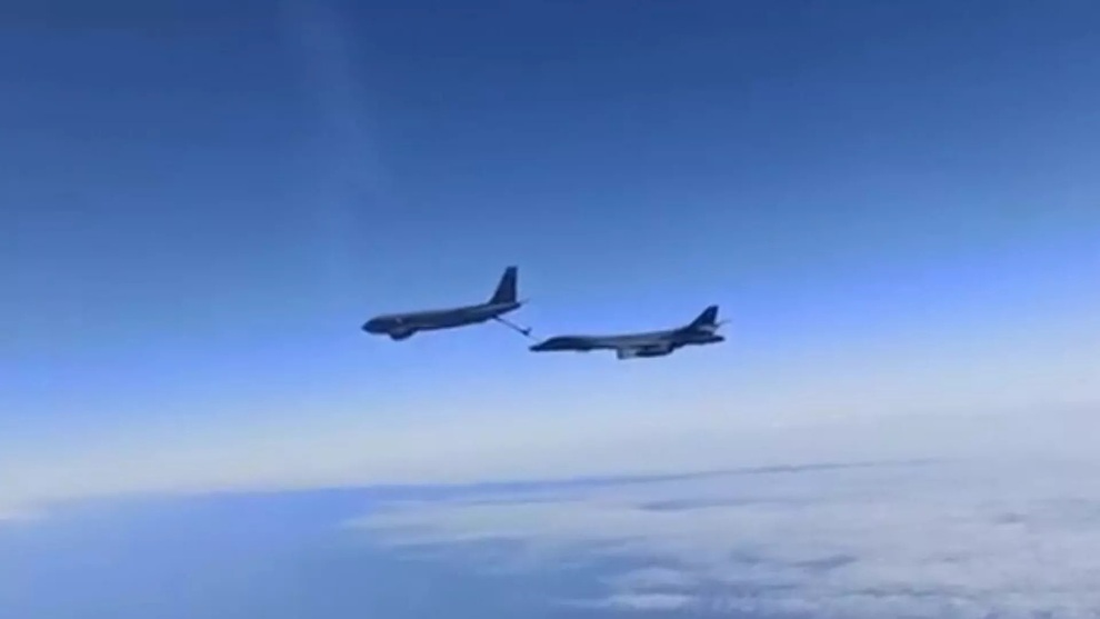 Tiêm kích Su-30 của Nga bám đuổi máy bay ném bom Mỹ - 1 Tiêm kích Su-30 của Nga bám đuổi máy bay ném bom Mỹ - 1