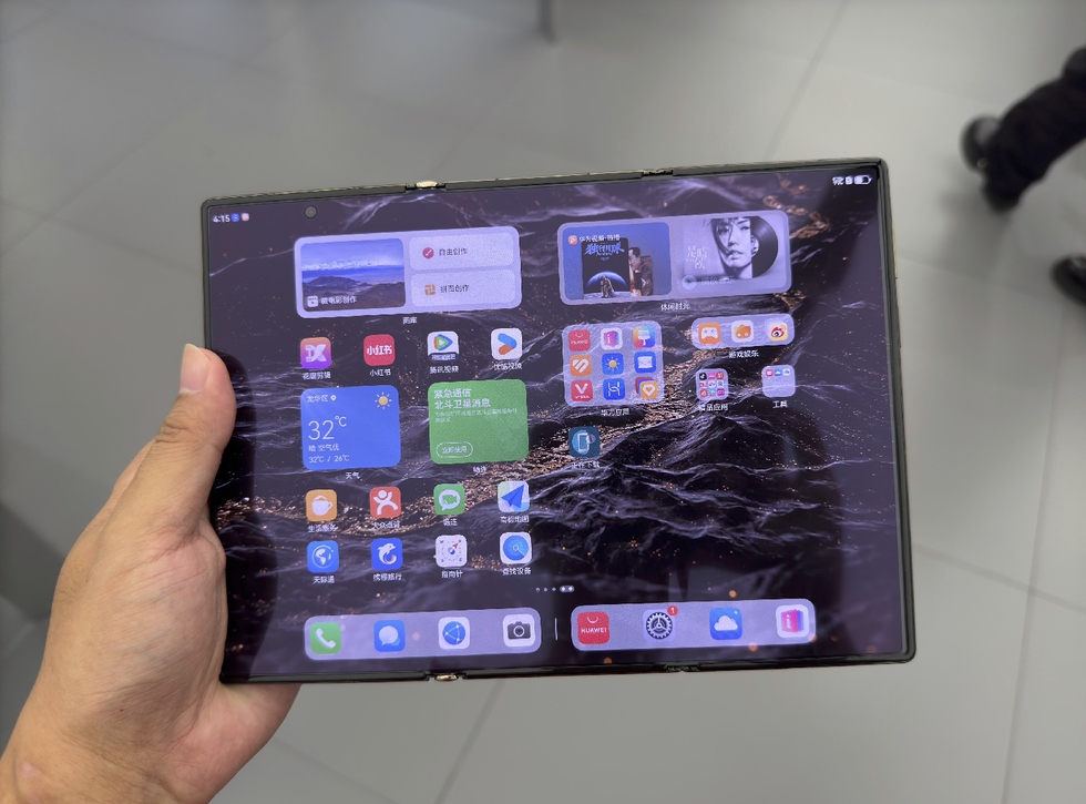 Trên tay smartphone màn hình gập ba của Huawei, giá từ 2.800 USD - 5 Trên tay smartphone màn hình gập ba của Huawei, giá từ 2.800 USD - 5