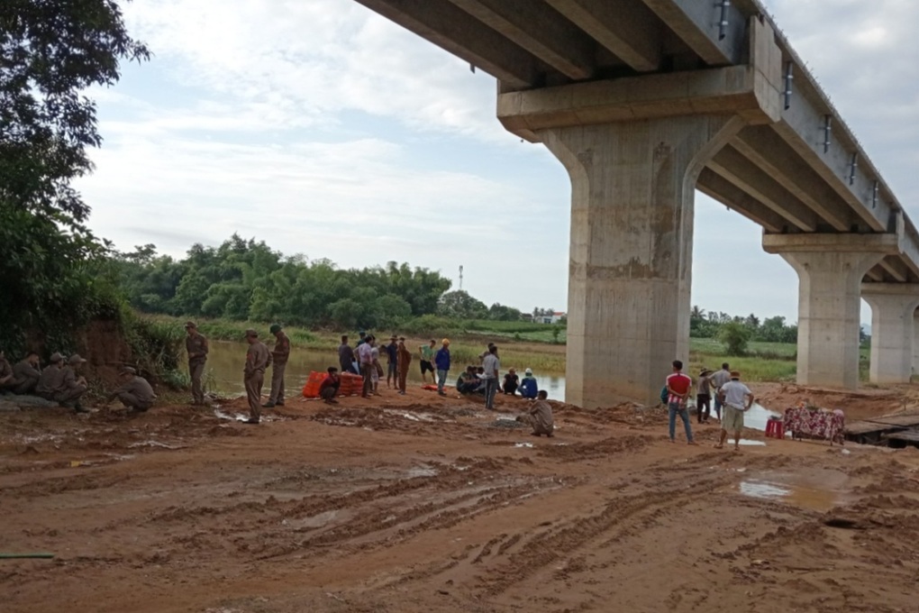 Sập cầu tạm qua sông Trà Bồng, một công nhân bị cuốn trôi - 2 Sập cầu tạm qua sông Trà Bồng, một công nhân bị cuốn trôi - 2