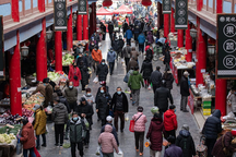 Người Trung Quốc ăn mừng sau khi nới lỏng phòng dịch Covid-19