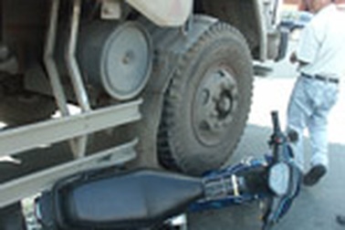 Xe máy rúc gầm xe tải