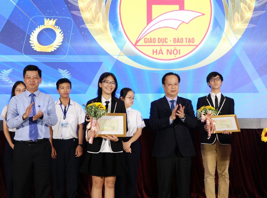 តើសាលាណាខ្លះដែលជាសមាជិកក្រុមវិទ្យាសាស្ត្រយុវជនអន្តរជាតិទាំង ៦ មកពីសាលា? - ១ 6 thành viên đội tuyển Olympic Khoa học trẻ quốc tế là học sinh trường nào? - 1