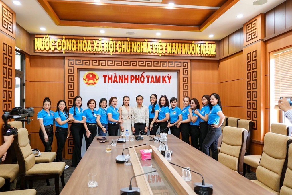 Đoàn Hoa hậu Doanh nhân Biển diện kiến UBND TP Tam Kỳ - 2 Đoàn Hoa hậu Doanh nhân Biển diện kiến UBND TP Tam Kỳ - 2