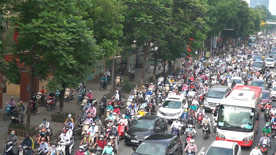 Học sinh được đến trường, “đặc sản” tắc đường trở lại Hà Nội - 9 Học sinh được đến trường, “đặc sản” tắc đường trở lại Hà Nội - 9