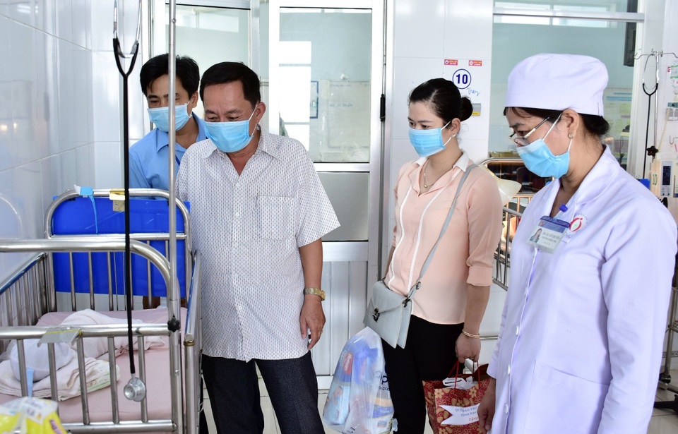 Bạc Liêu: Thăm và tặng quà bé sơ sinh bị bỏ rơi ở bệnh viện - 1 Bạc Liêu: Thăm và tặng quà bé sơ sinh bị bỏ rơi ở bệnh viện - 1