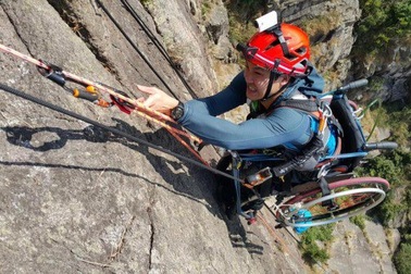 Cảm phục chàng trai chinh phục vách núi dựng đứng bằng xe lăn