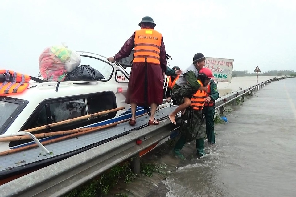 “Có ai còn trong nhà không để chúng tôi cứu ra?” - 7 “Có ai còn trong nhà không để chúng tôi cứu ra?” - 7
