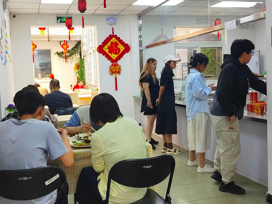 Vì sao giới trẻ Trung Quốc đổ xô đi ăn cơm tại căng tin của người già?