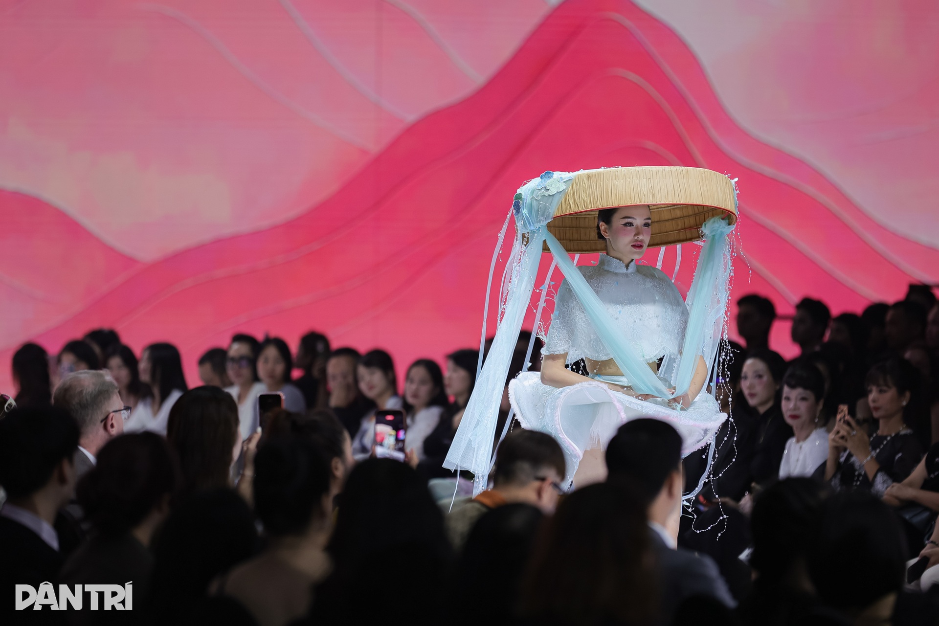 Á hậu Trái đất Trịnh Mỹ Anh gây “choáng” khi khoe vòng 3 trên sàn catwalk - 5 Á hậu Trái đất Trịnh Mỹ Anh gây “choáng” khi khoe vòng 3 trên sàn catwalk - 5