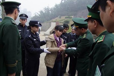 Tiếp nhận đối tượng truy nã từ Công an Trung Quốc