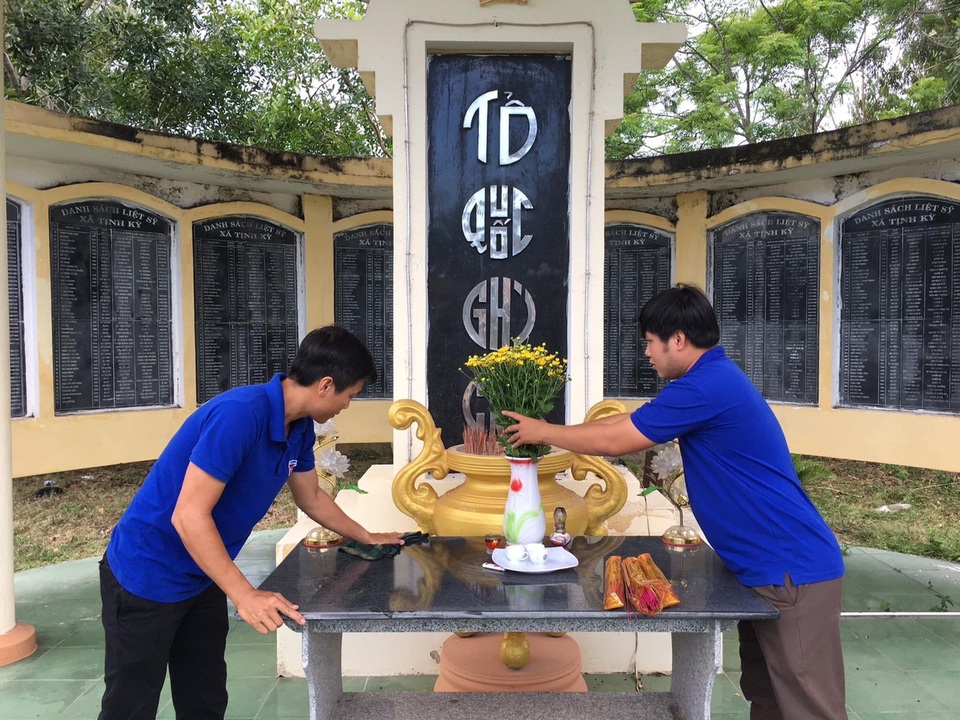 Quảng Ngãi: Chăm vườn dừa tạo quỹ mua hoa viếng liệt sĩ - 2 Quảng Ngãi: Chăm vườn dừa tạo quỹ mua hoa viếng liệt sĩ - 2