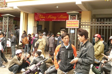 Đầu năm chen nhau đi làm hộ chiếu 