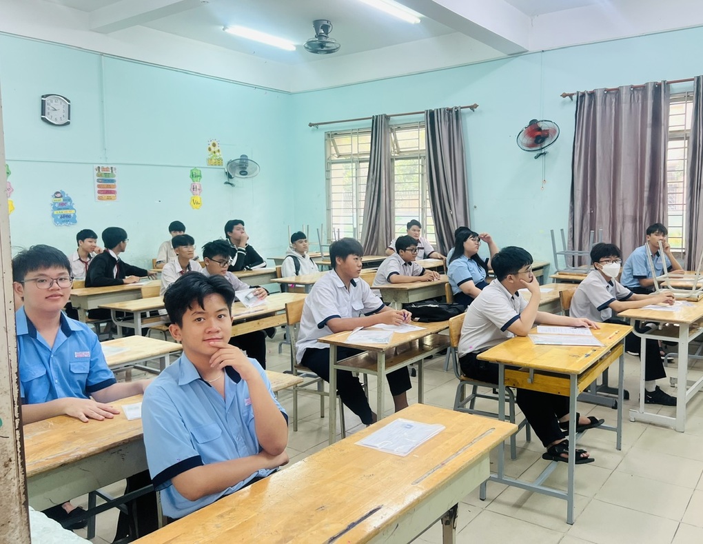 Đi thi trúng phòng toàn con trai, nữ sinh cười: “Sau tha hồ chọn người yêu” - 1 Đi thi trúng phòng toàn con trai, nữ sinh cười: “Sau tha hồ chọn người yêu” - 1