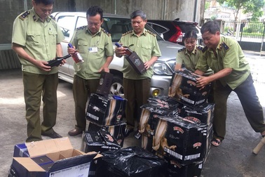 Bắt xe tải vận chuyển lô hàng rượu ngoại lậu trị giá hơn 350 triệu đồng